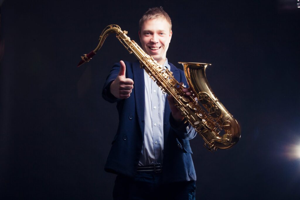 Saxophonist bei einer Hochzeit, der romantische Melodien spielt